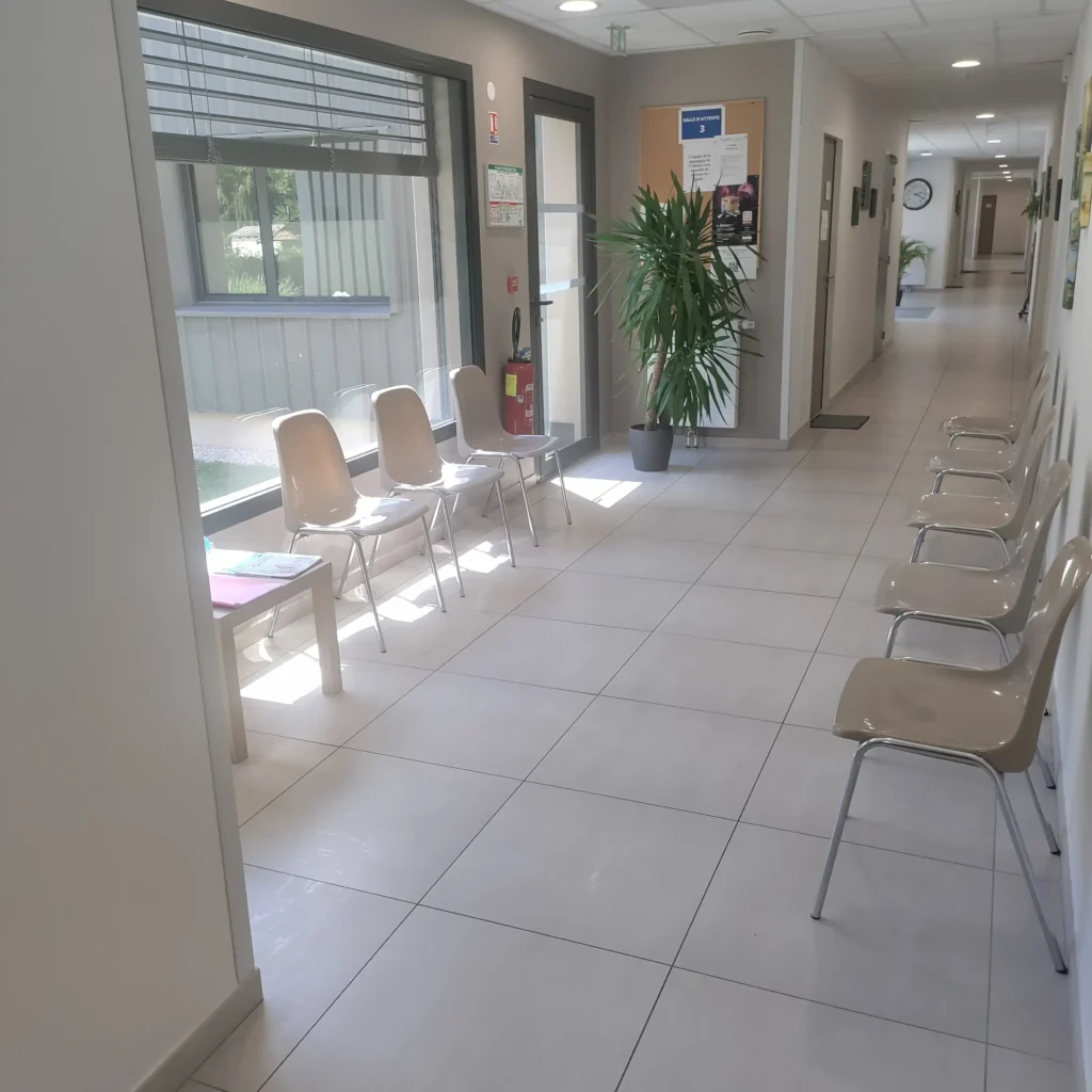 salle d'attente du cabinet d’ostéopathie à Saint-Seine-l'Abbaye