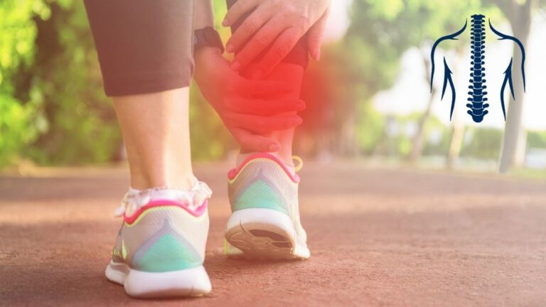 Sportif en tenue de running se tenant la cheville suite à une douleur inflammatoire lors d'une course en extérieur, illustration pour l'ostéopathie du sport.