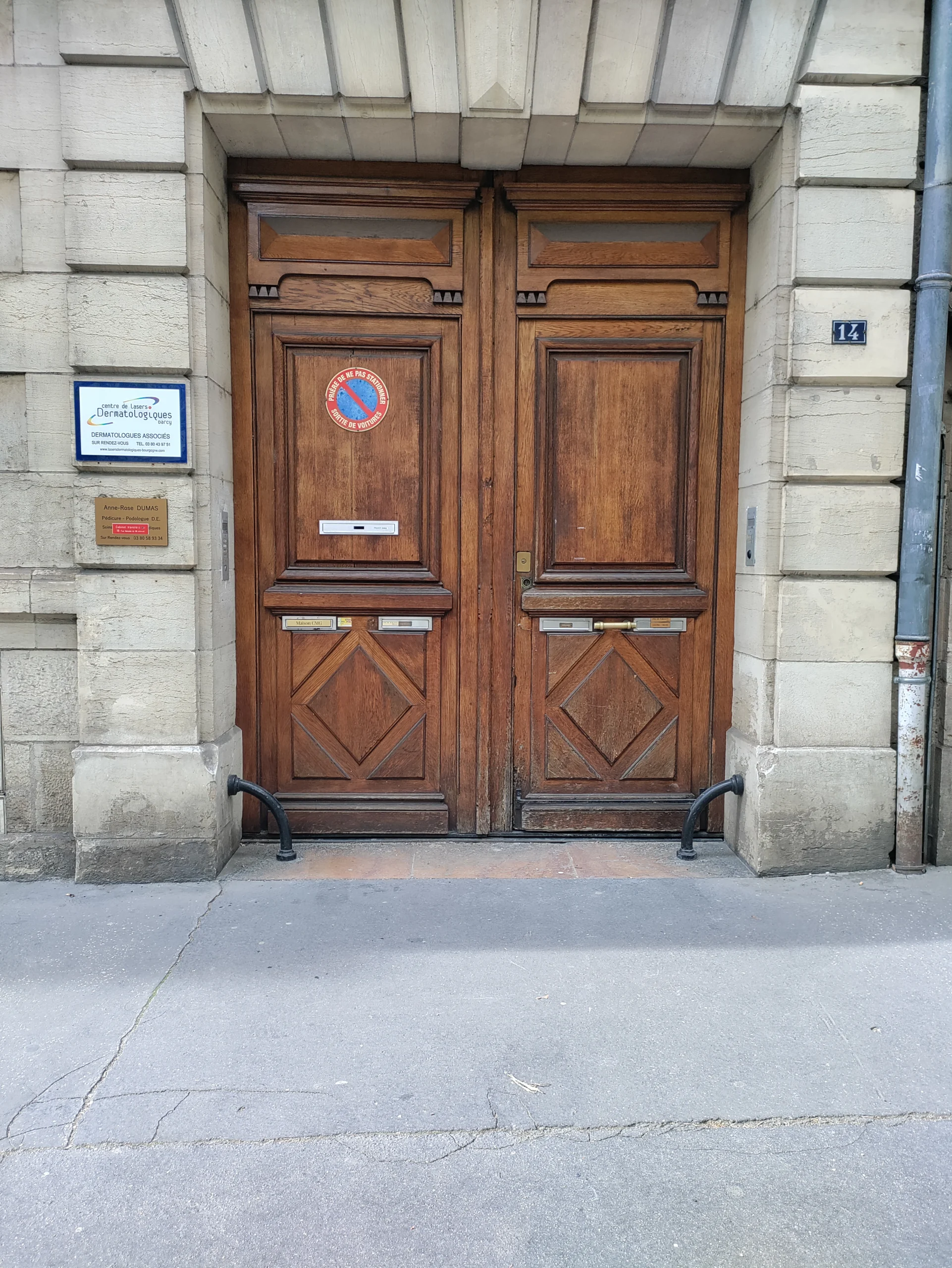 Entrée du cabinet d’ostéopathie à Dijon, accès au bâtiment où se situe le cabinet d’Alexis Mongoin ostéopathe