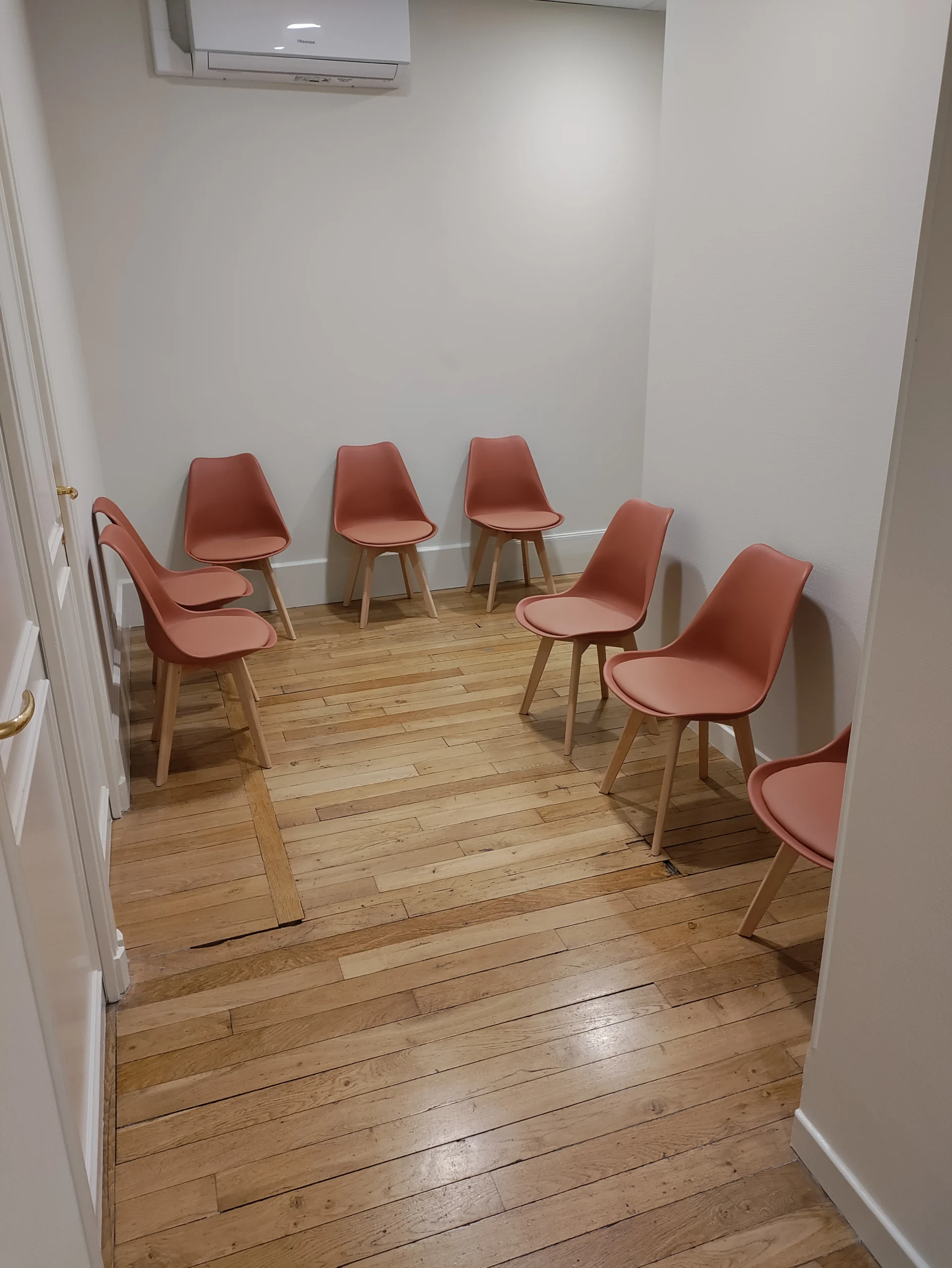 Salle de consultation d’ostéopathe à Dijon, espace lumineux avec table de soins pour consultations et prise en charge des douleurs